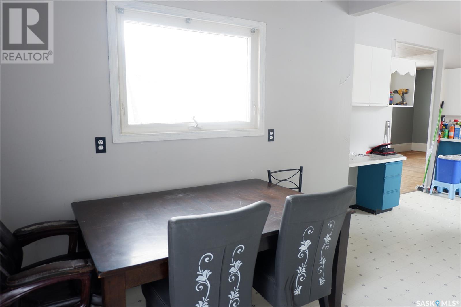 405 4Th Avenue E, Assiniboia, SK - Indoor