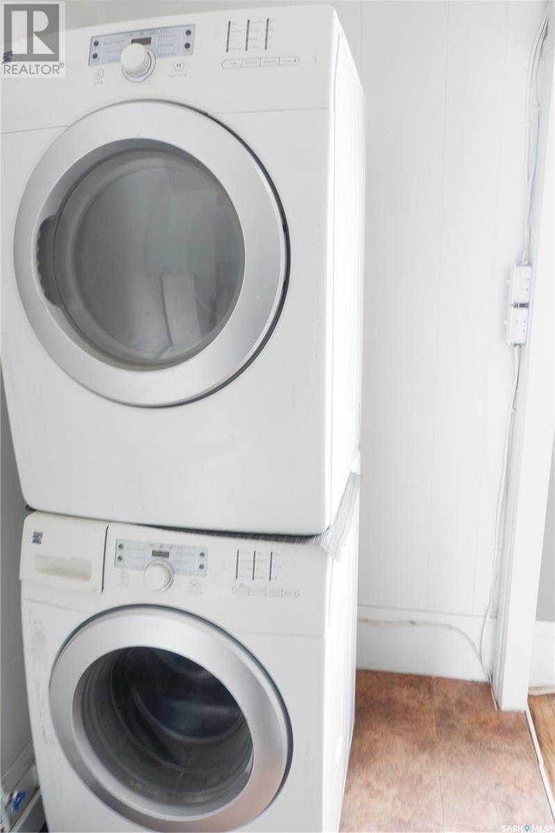 405 4Th Avenue E, Assiniboia, SK - Indoor Photo Showing Laundry Room