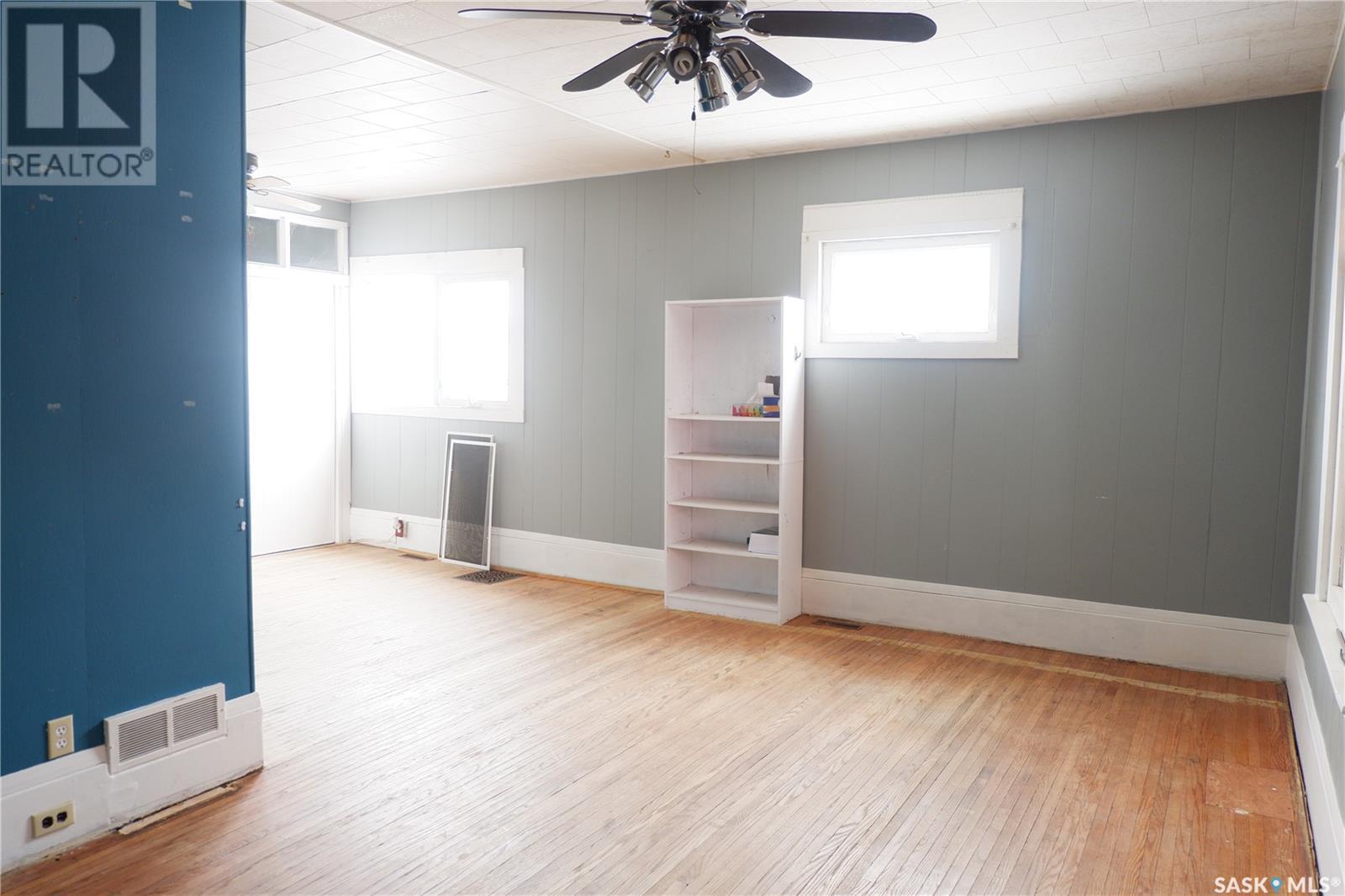 405 4Th Avenue E, Assiniboia, SK - Indoor