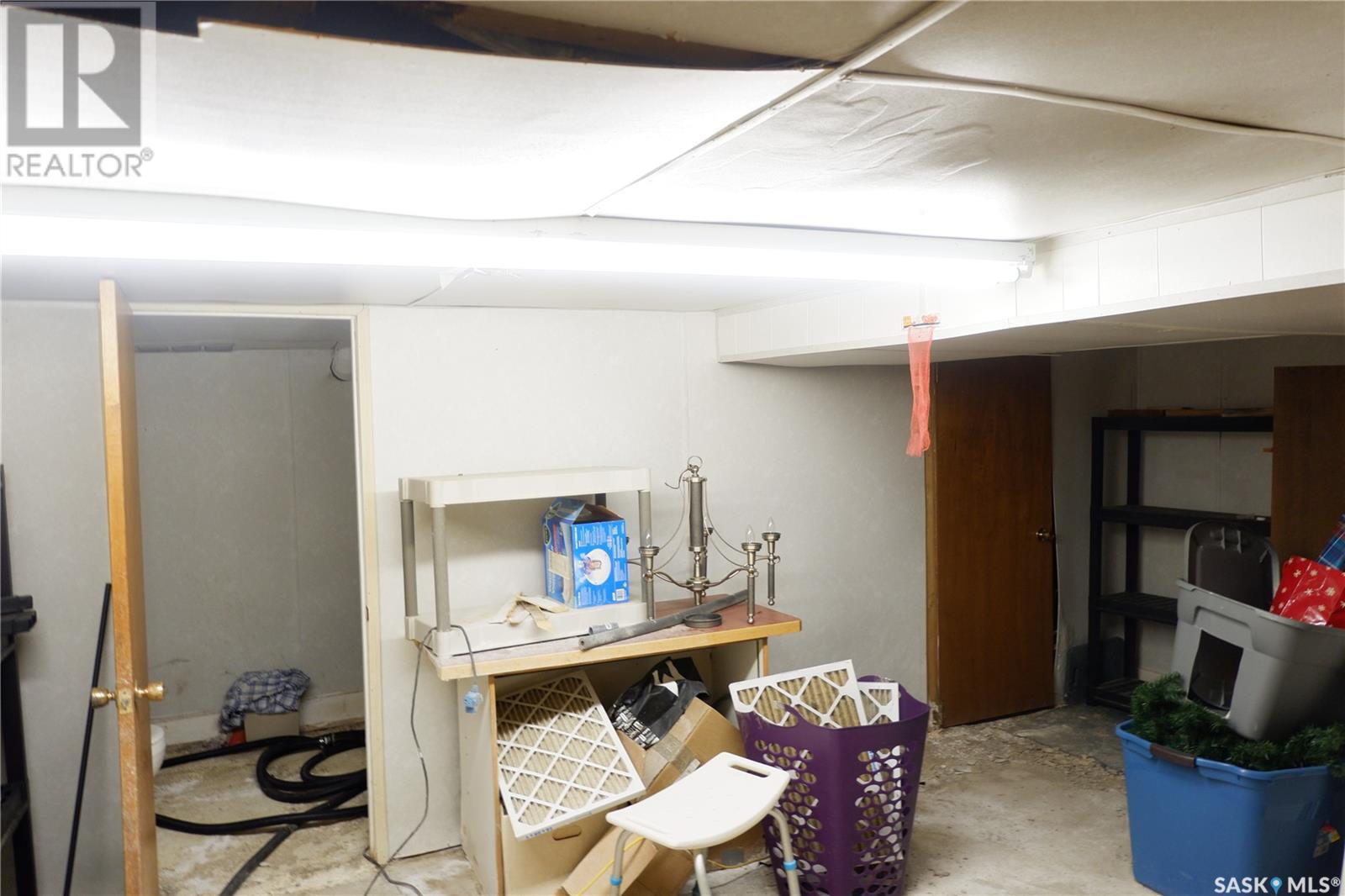 405 4Th Avenue E, Assiniboia, SK - Indoor