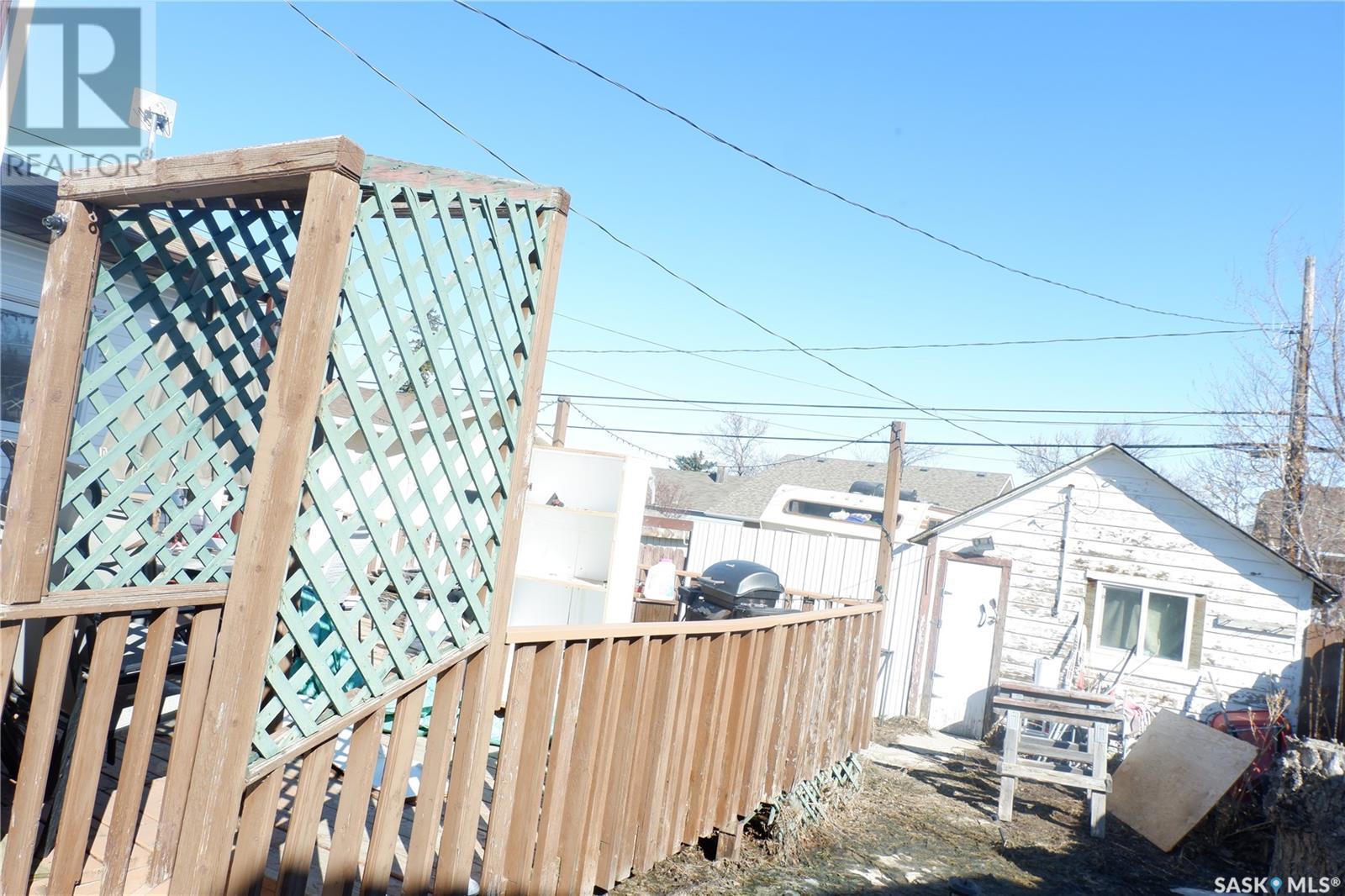 405 4Th Avenue E, Assiniboia, SK - Outdoor