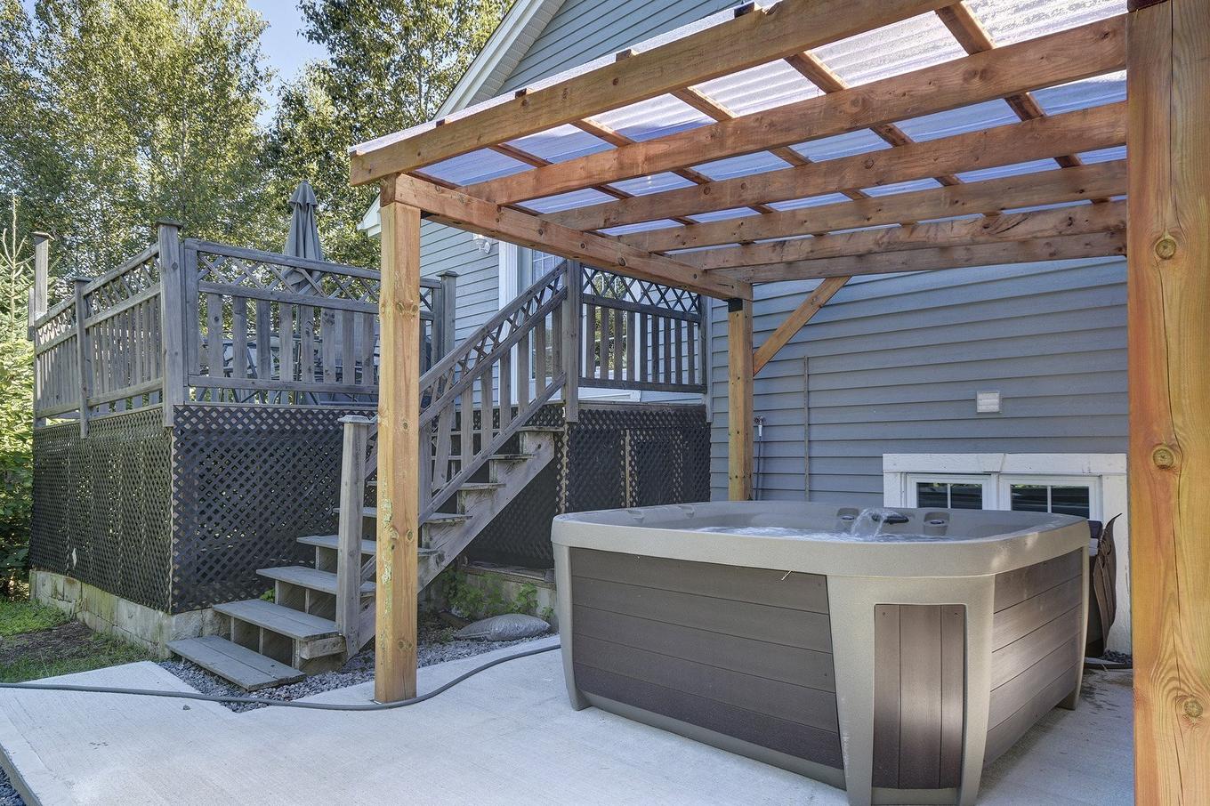 Hot tub - 1331 Rue Labelle, Mont-Tremblant, QC - Outdoor With Exterior
