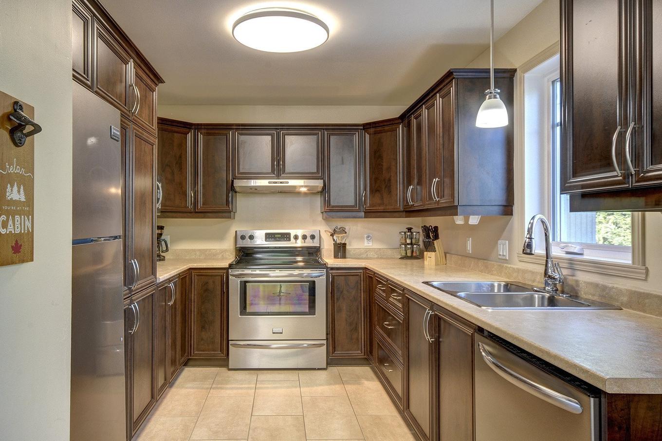 Kitchen - 1331 Rue Labelle, Mont-Tremblant, QC - Indoor Photo Showing Kitchen With Double Sink