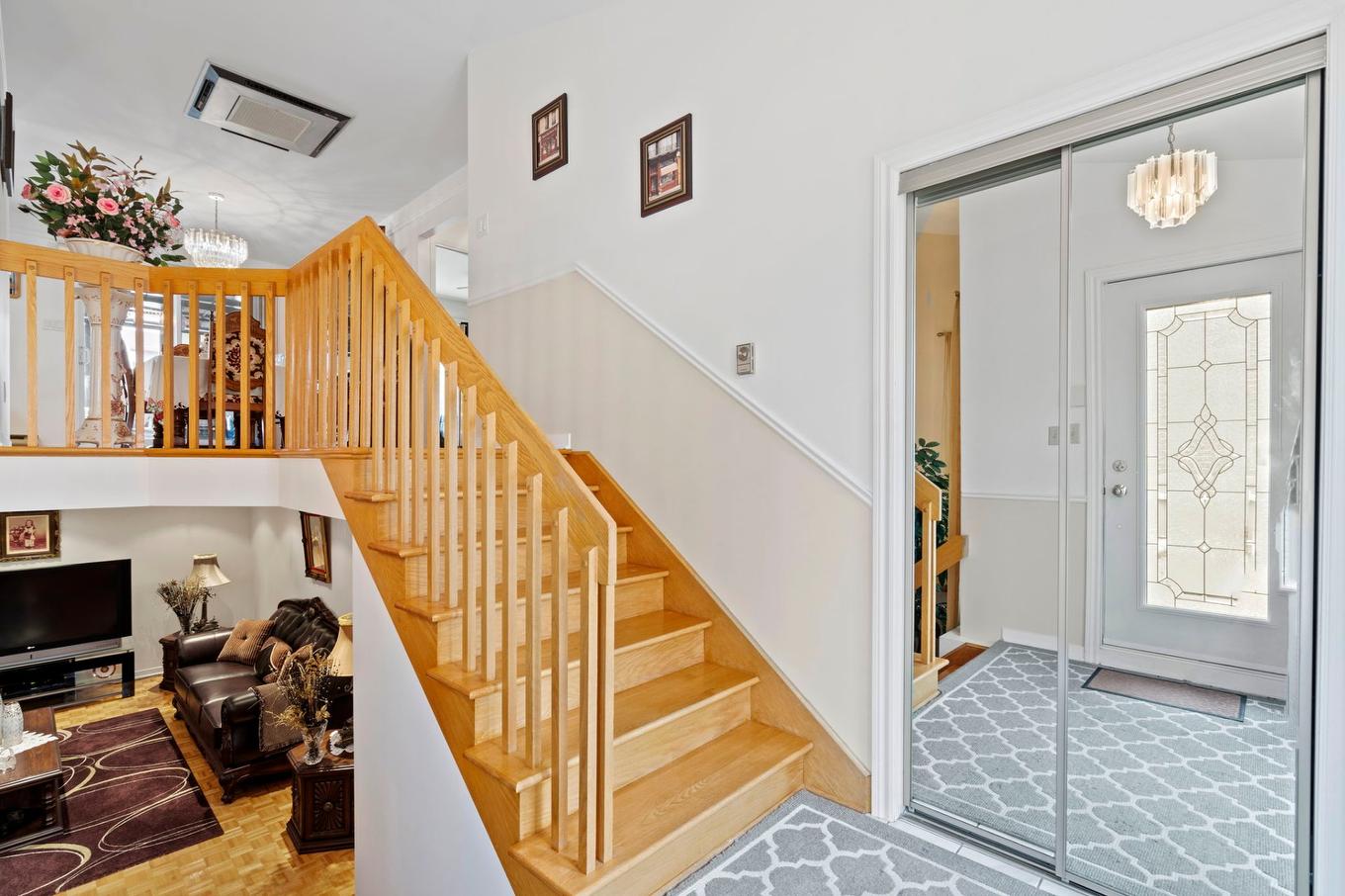 Hall d'entrée - 6490 Rue Des Marronniers, Longueuil (Saint-Hubert), QC - Indoor Photo Showing Other Room