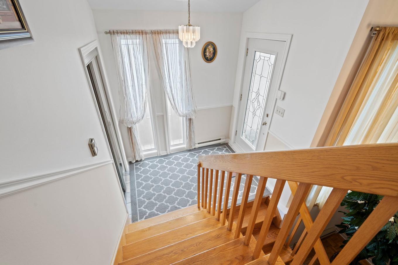 Hall d'entrée - 6490 Rue Des Marronniers, Longueuil (Saint-Hubert), QC - Indoor Photo Showing Other Room