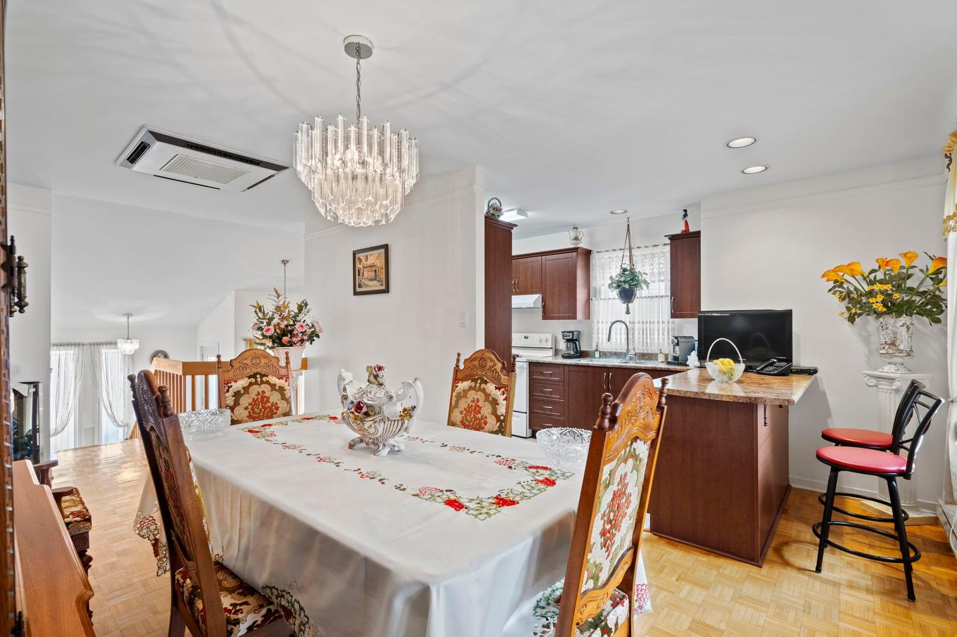 Salle à manger - 6490 Rue Des Marronniers, Longueuil (Saint-Hubert), QC - Indoor Photo Showing Dining Room