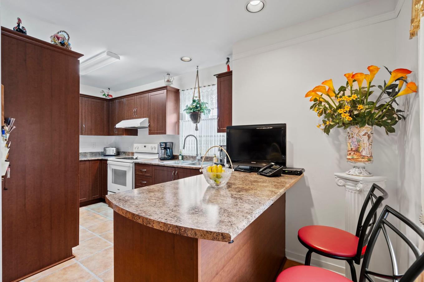 Cuisine - 6490 Rue Des Marronniers, Longueuil (Saint-Hubert), QC - Indoor Photo Showing Kitchen