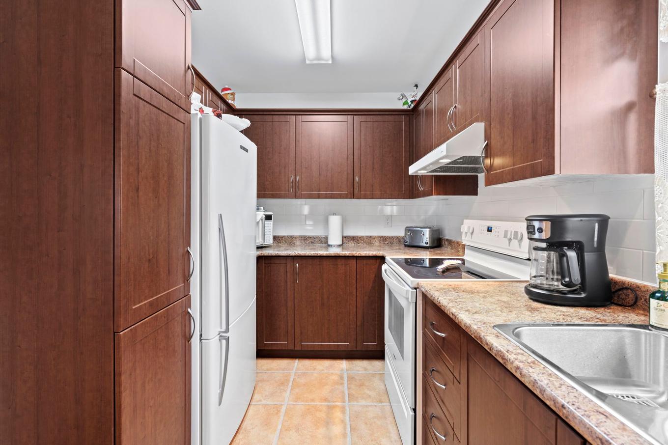 Cuisine - 6490 Rue Des Marronniers, Longueuil (Saint-Hubert), QC - Indoor Photo Showing Kitchen