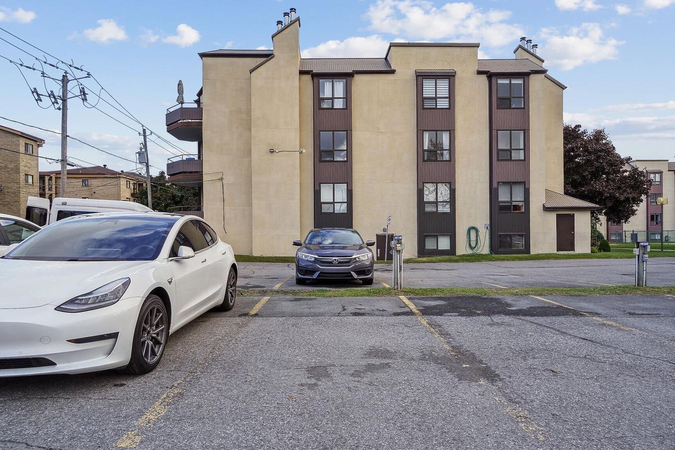 Restaurant - 301-1630 Rue Mcnamara, Laval (Chomedey), QC - Outdoor