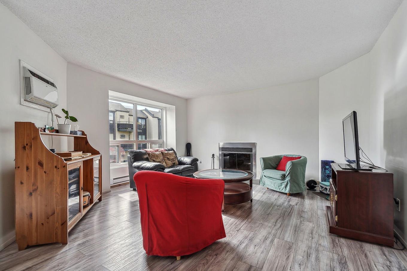 Living room - 301-1630 Rue Mcnamara, Laval (Chomedey), QC - Indoor Photo Showing Living Room