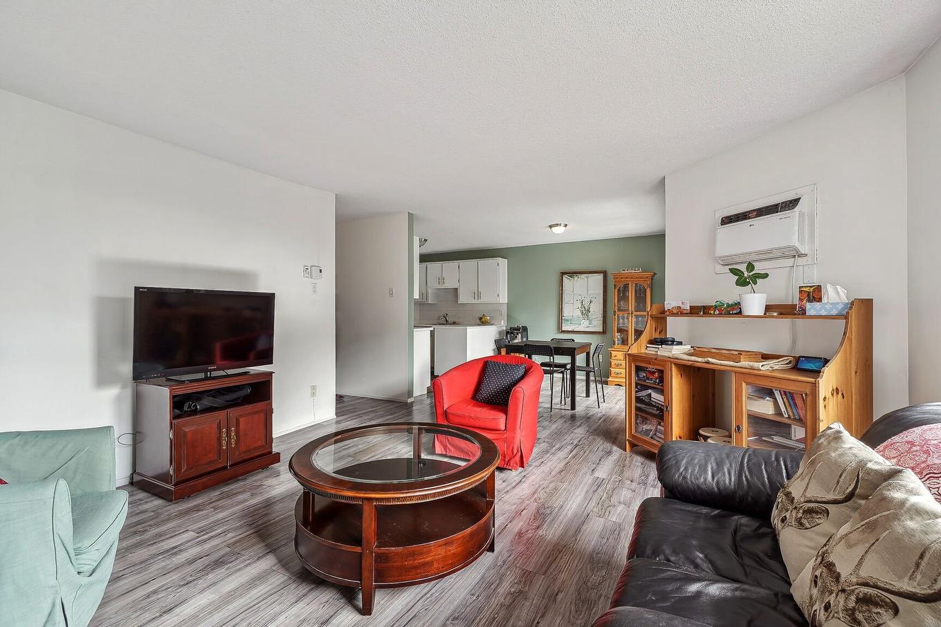 Living room - 301-1630 Rue Mcnamara, Laval (Chomedey), QC - Indoor Photo Showing Living Room