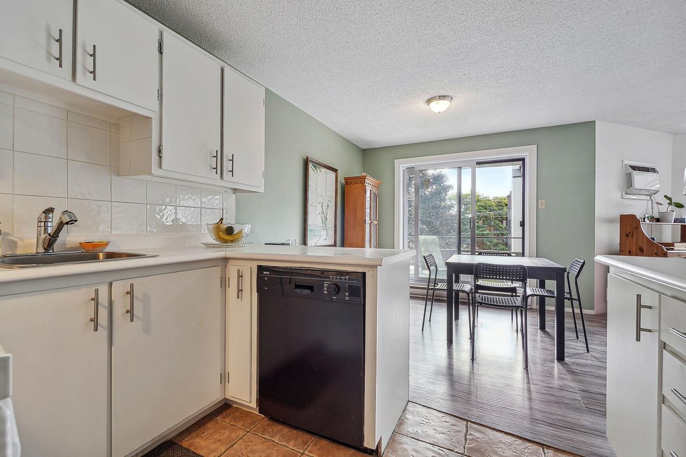 Kitchen - 301-1630 Rue Mcnamara, Laval (Chomedey), QC - Indoor Photo Showing Kitchen