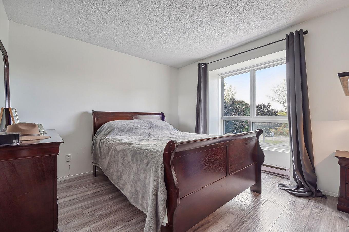 Master bedroom - 301-1630 Rue Mcnamara, Laval (Chomedey), QC - Indoor Photo Showing Bedroom