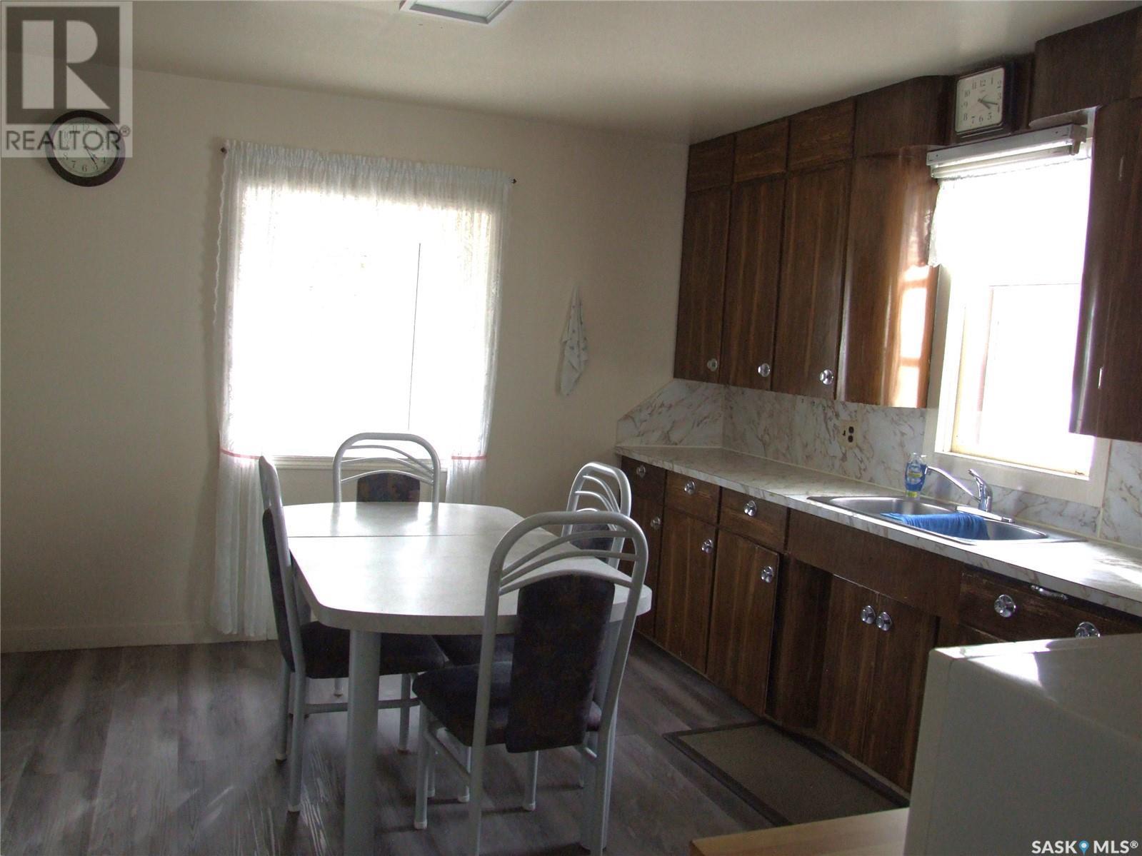 202 1St Street W, Leader, SK - Indoor