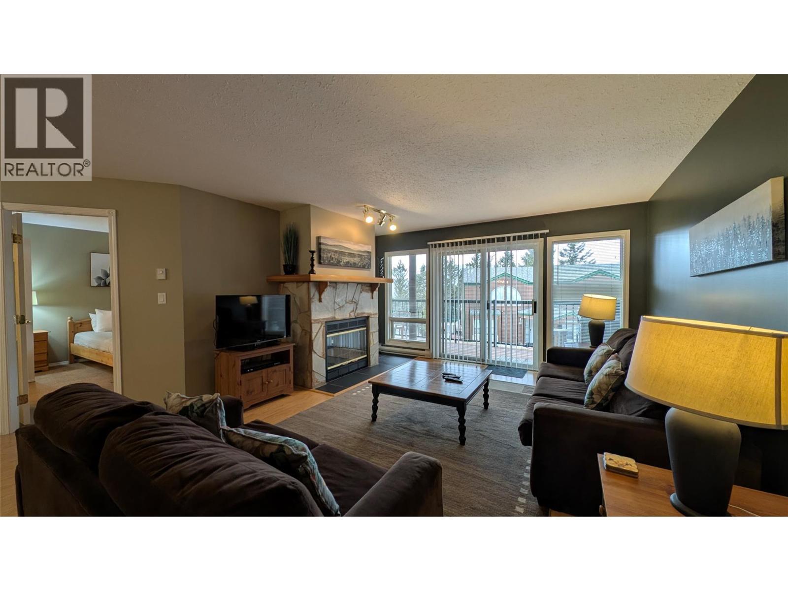 5155 Fairway Drive Unit# 703, Fairmont Hot Springs, BC - Indoor Photo Showing Living Room With Fireplace