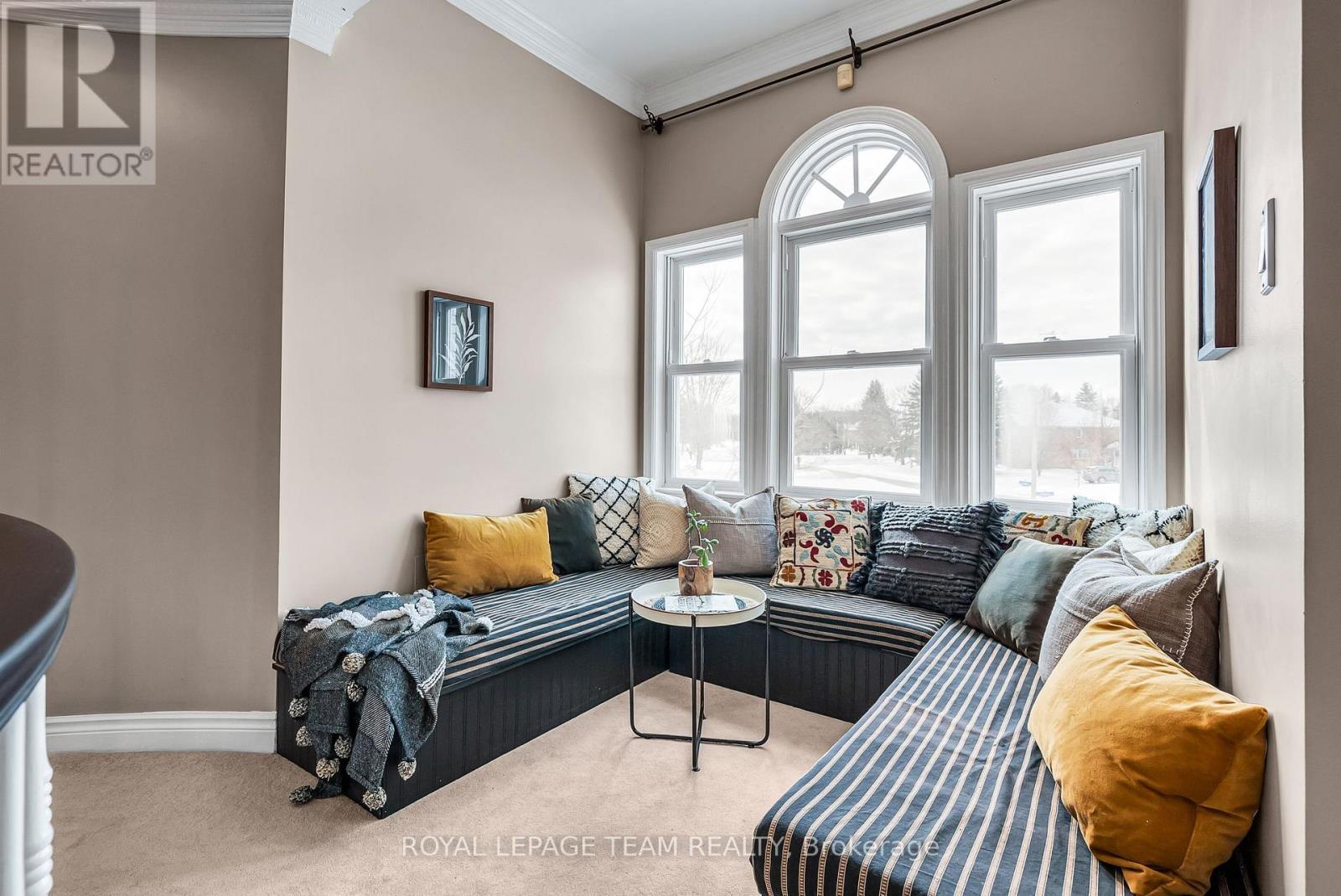 1345 Potter Drive, Ottawa, ON - Indoor Photo Showing Living Room