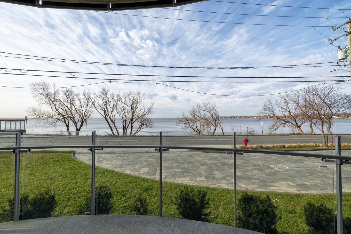 Vue sur l'eau - 106-36 Ch. Du Bord-Du-Lac-Lakeshore, Pointe-Claire, QC - Outdoor With View