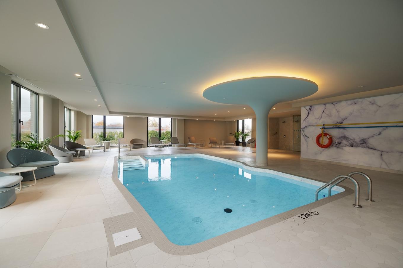 Piscine - 106-36 Ch. Du Bord-Du-Lac-Lakeshore, Pointe-Claire, QC - Indoor Photo Showing Other Room With In Ground Pool