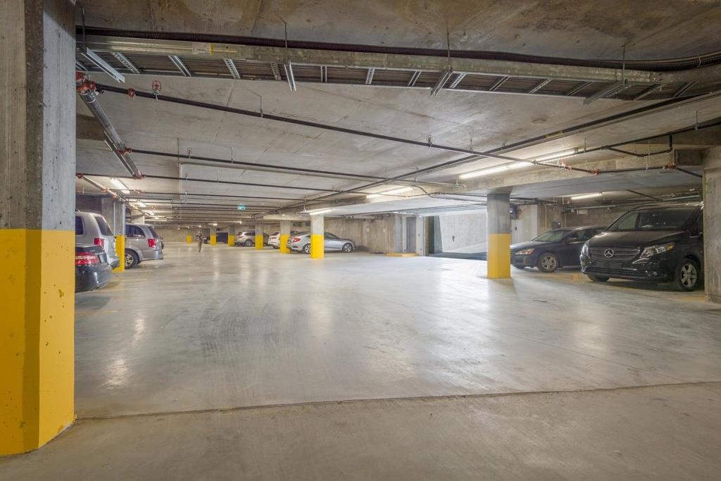 Garage - 106-36 Ch. Du Bord-Du-Lac-Lakeshore, Pointe-Claire, QC - Indoor Photo Showing Garage