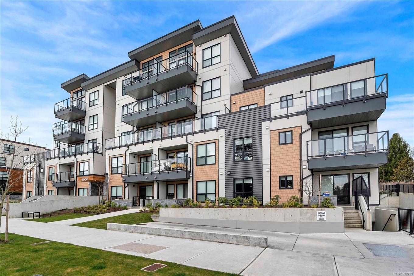 205-4030 Shelbourne St, Saanich, BC - Outdoor With Balcony