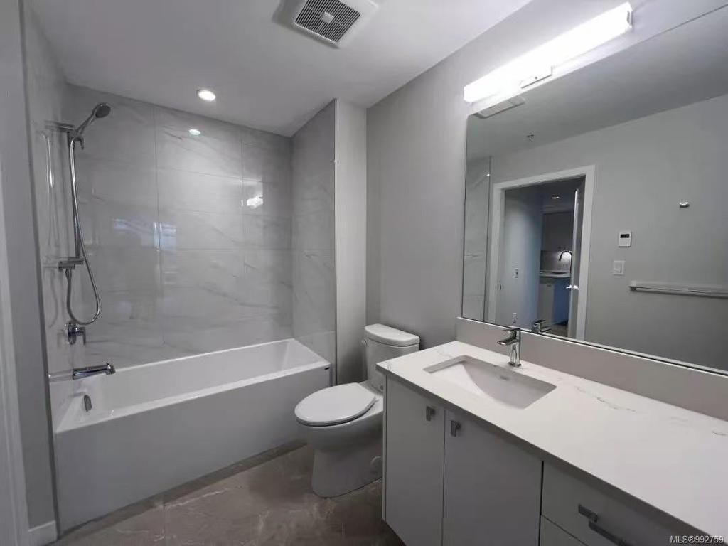 205-4030 Shelbourne St, Saanich, BC - Indoor Photo Showing Bathroom