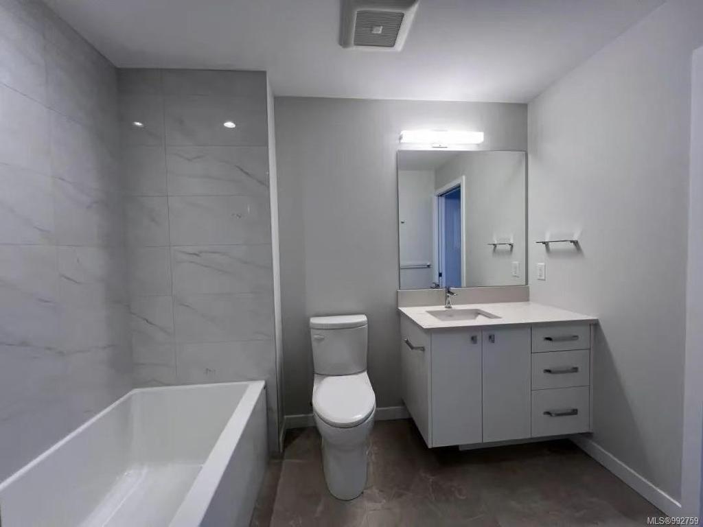 205-4030 Shelbourne St, Saanich, BC - Indoor Photo Showing Bathroom
