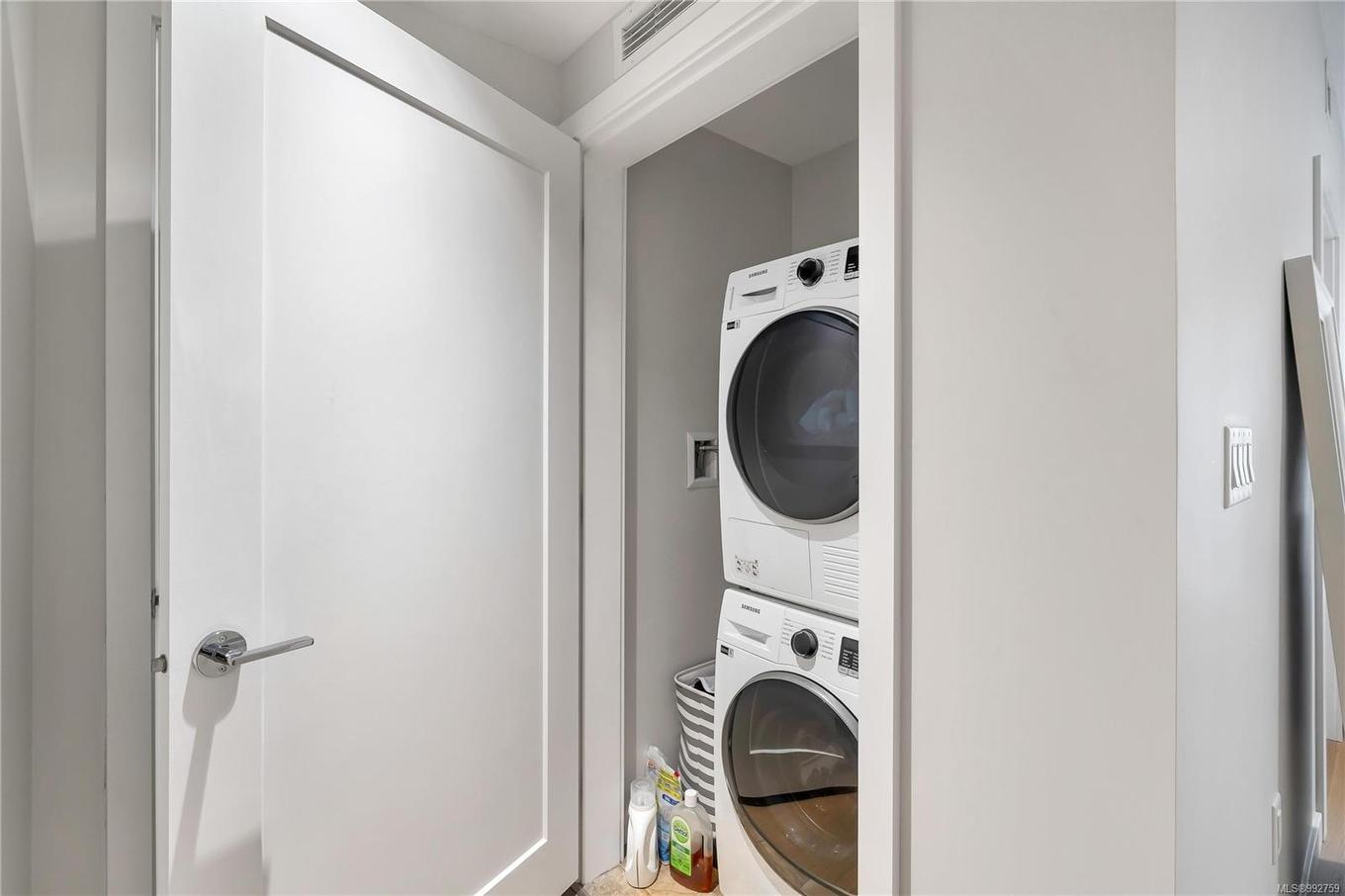 205-4030 Shelbourne St, Saanich, BC - Indoor Photo Showing Laundry Room