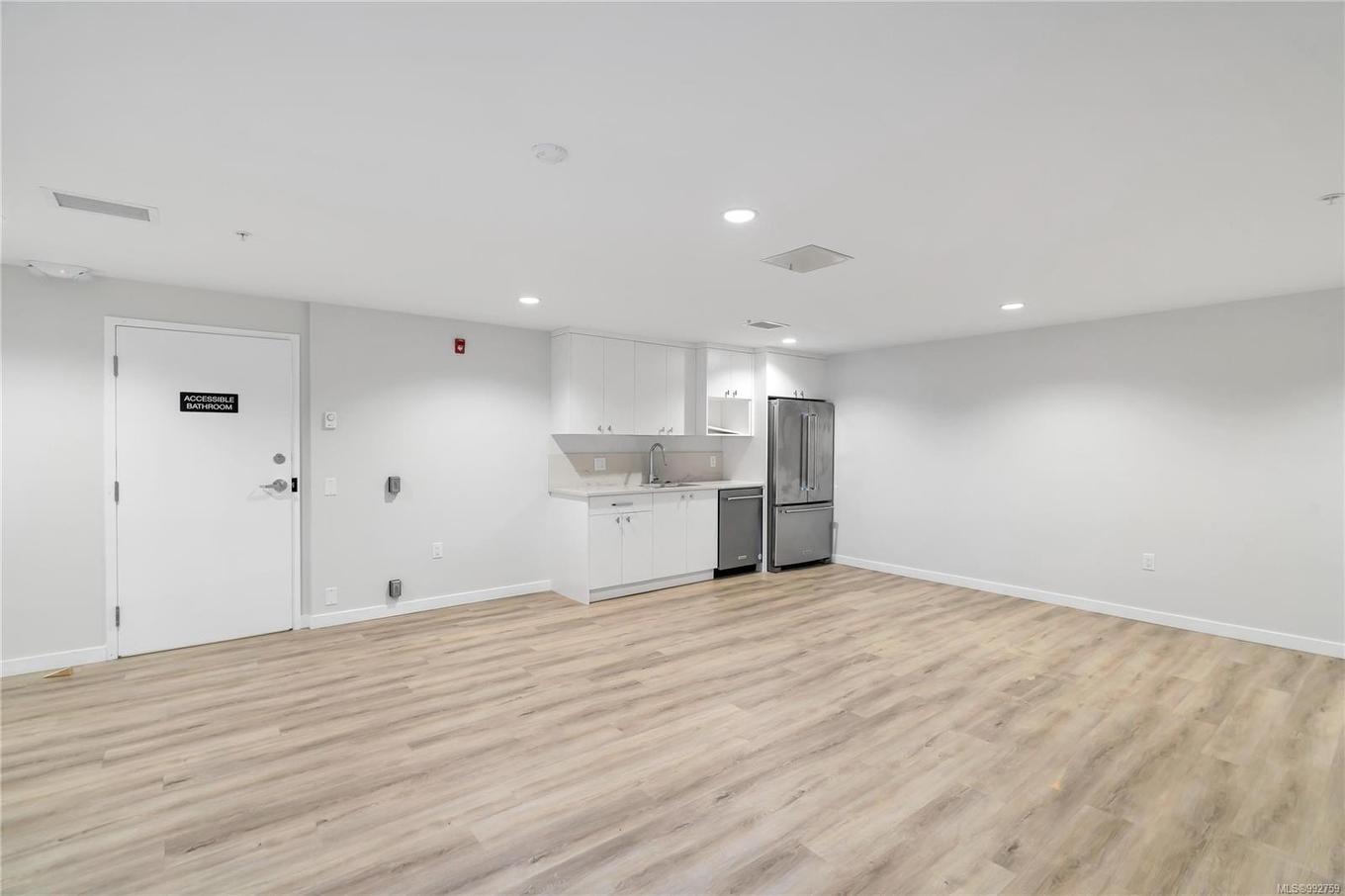 205-4030 Shelbourne St, Saanich, BC - Indoor Photo Showing Kitchen
