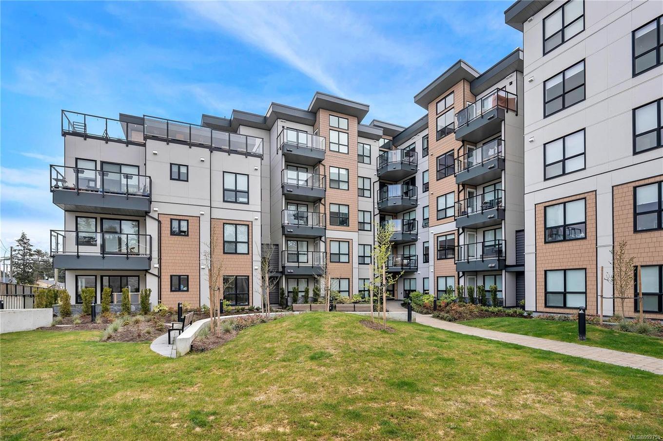 205-4030 Shelbourne St, Saanich, BC - Outdoor With Balcony With Facade