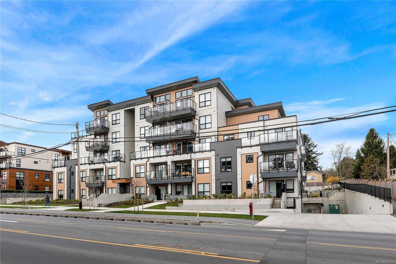 205-4030 Shelbourne St, Saanich, BC - Outdoor With Balcony With Facade