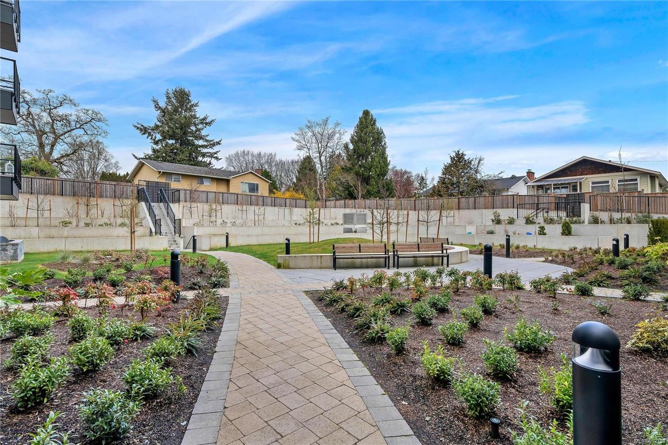 205-4030 Shelbourne St, Saanich, BC - Outdoor