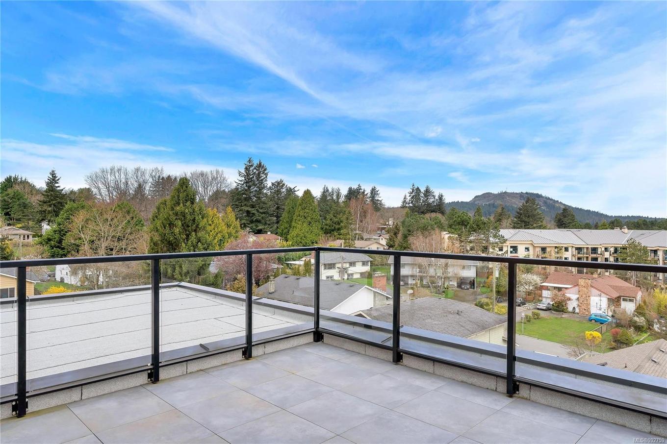 205-4030 Shelbourne St, Saanich, BC - Outdoor With Balcony With View