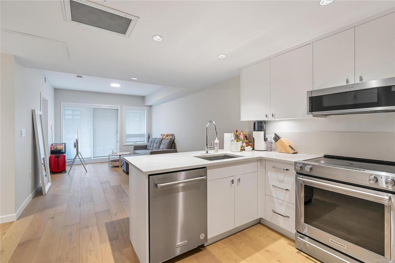 205-4030 Shelbourne St, Saanich, BC - Indoor Photo Showing Kitchen