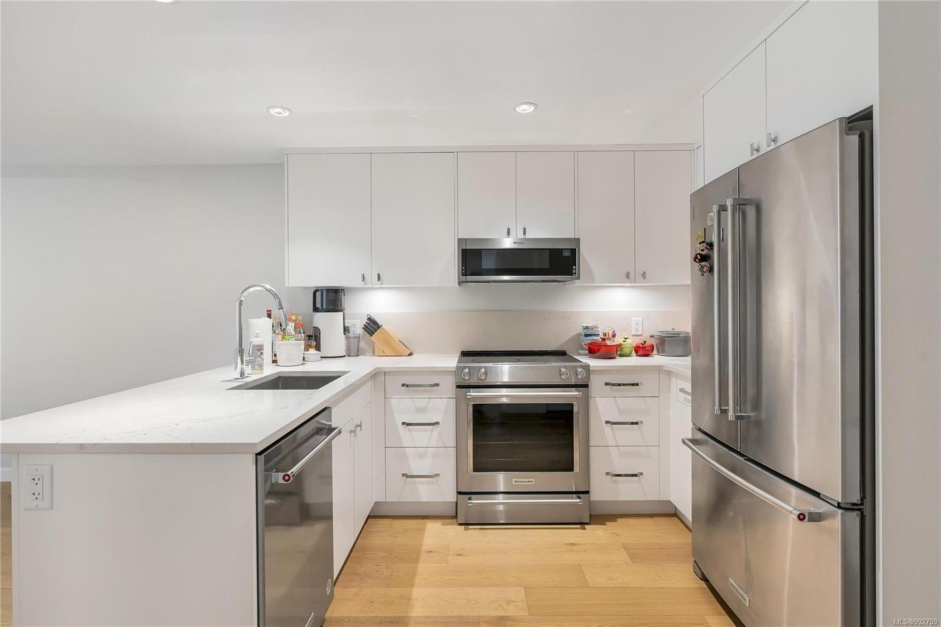 205-4030 Shelbourne St, Saanich, BC - Indoor Photo Showing Kitchen With Upgraded Kitchen