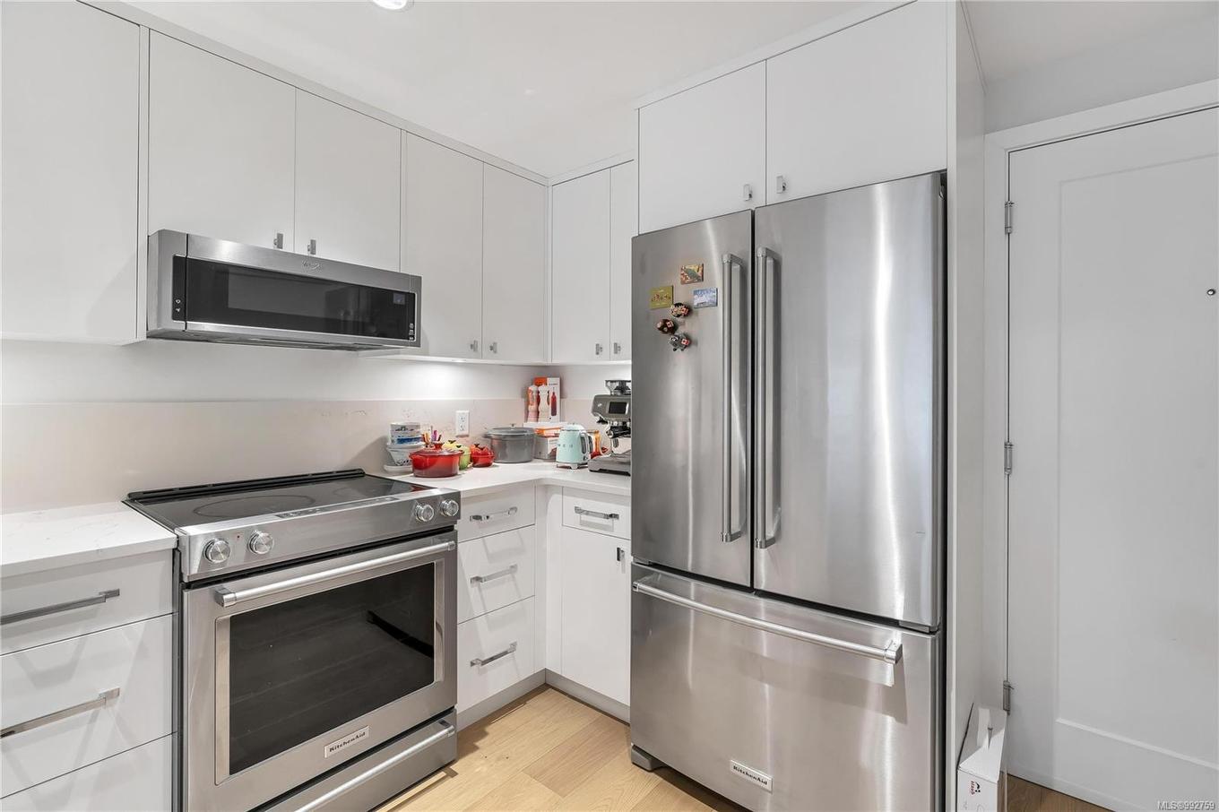 205-4030 Shelbourne St, Saanich, BC - Indoor Photo Showing Kitchen With Upgraded Kitchen