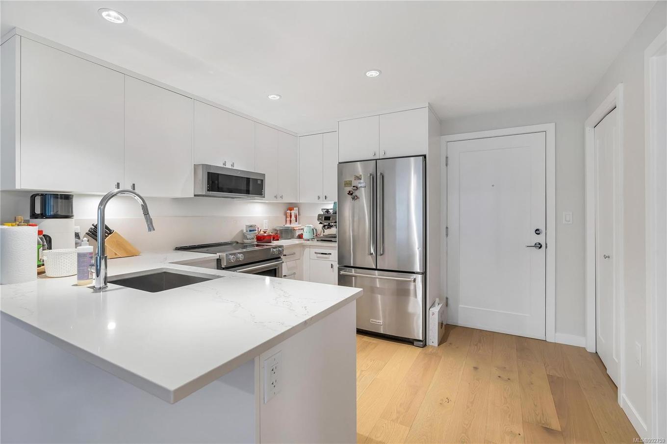 205-4030 Shelbourne St, Saanich, BC - Indoor Photo Showing Kitchen With Upgraded Kitchen