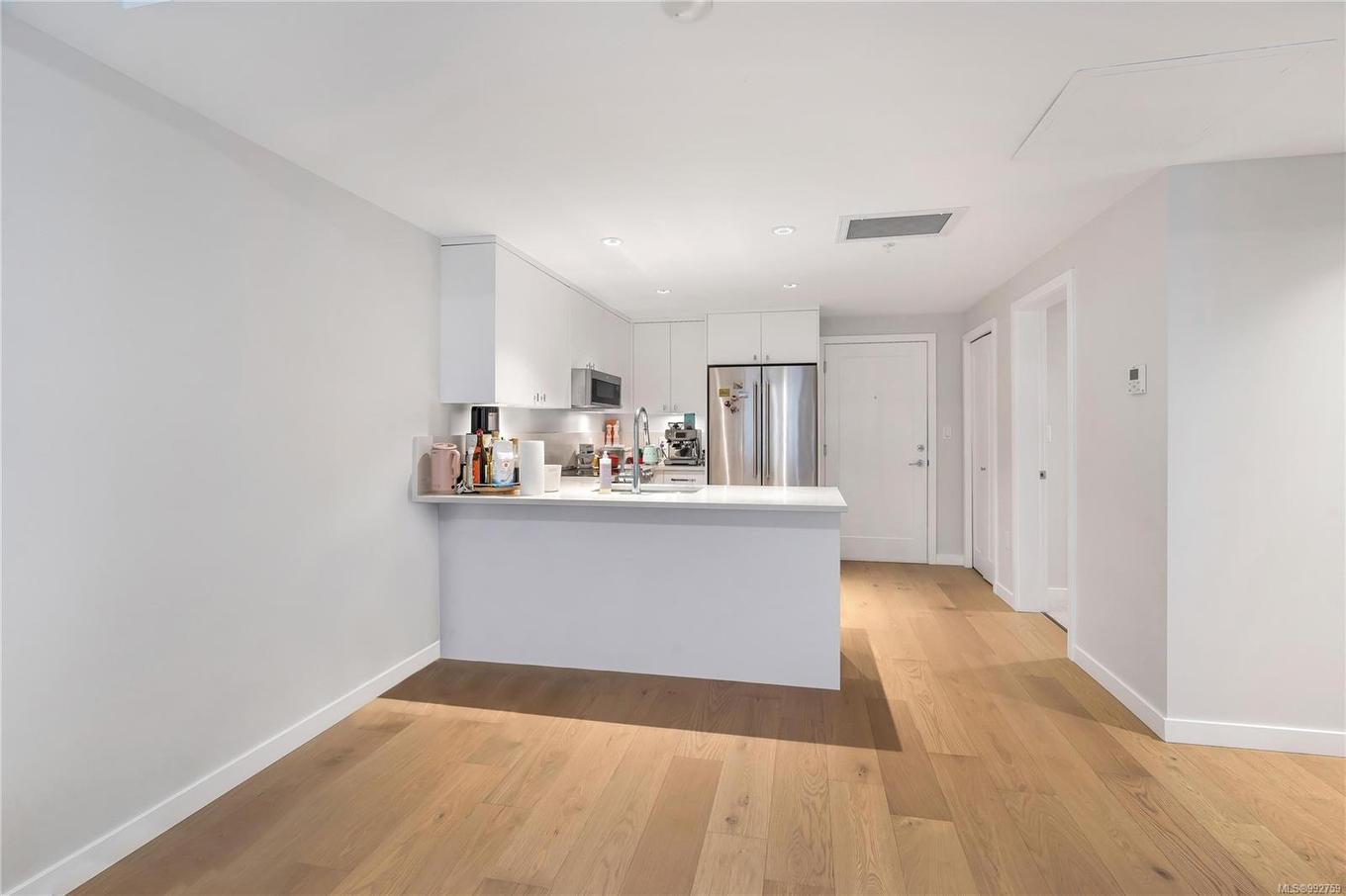 205-4030 Shelbourne St, Saanich, BC - Indoor Photo Showing Kitchen