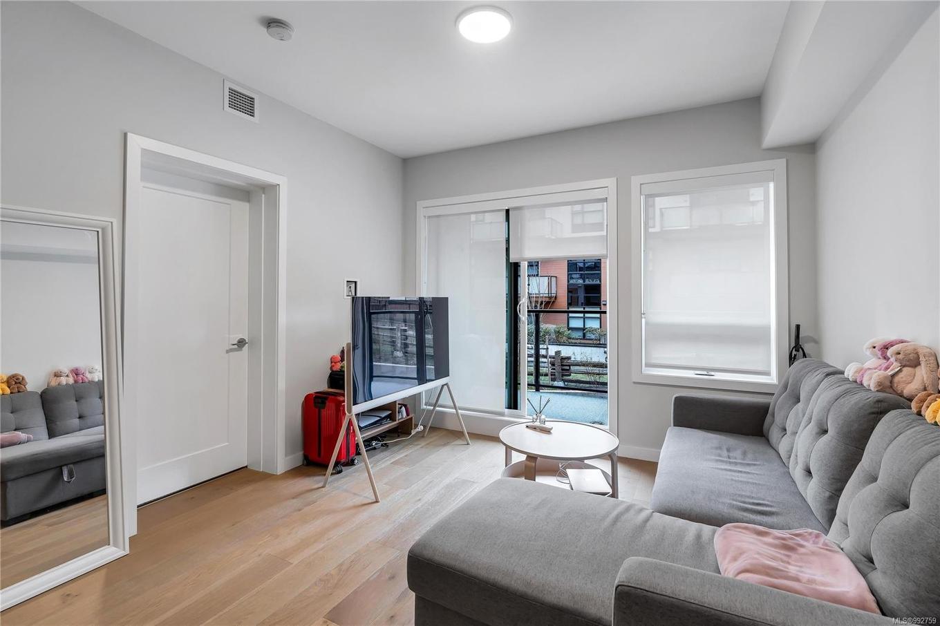 205-4030 Shelbourne St, Saanich, BC - Indoor Photo Showing Living Room