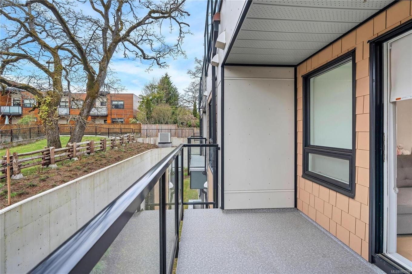 205-4030 Shelbourne St, Saanich, BC - Outdoor With Balcony With Exterior