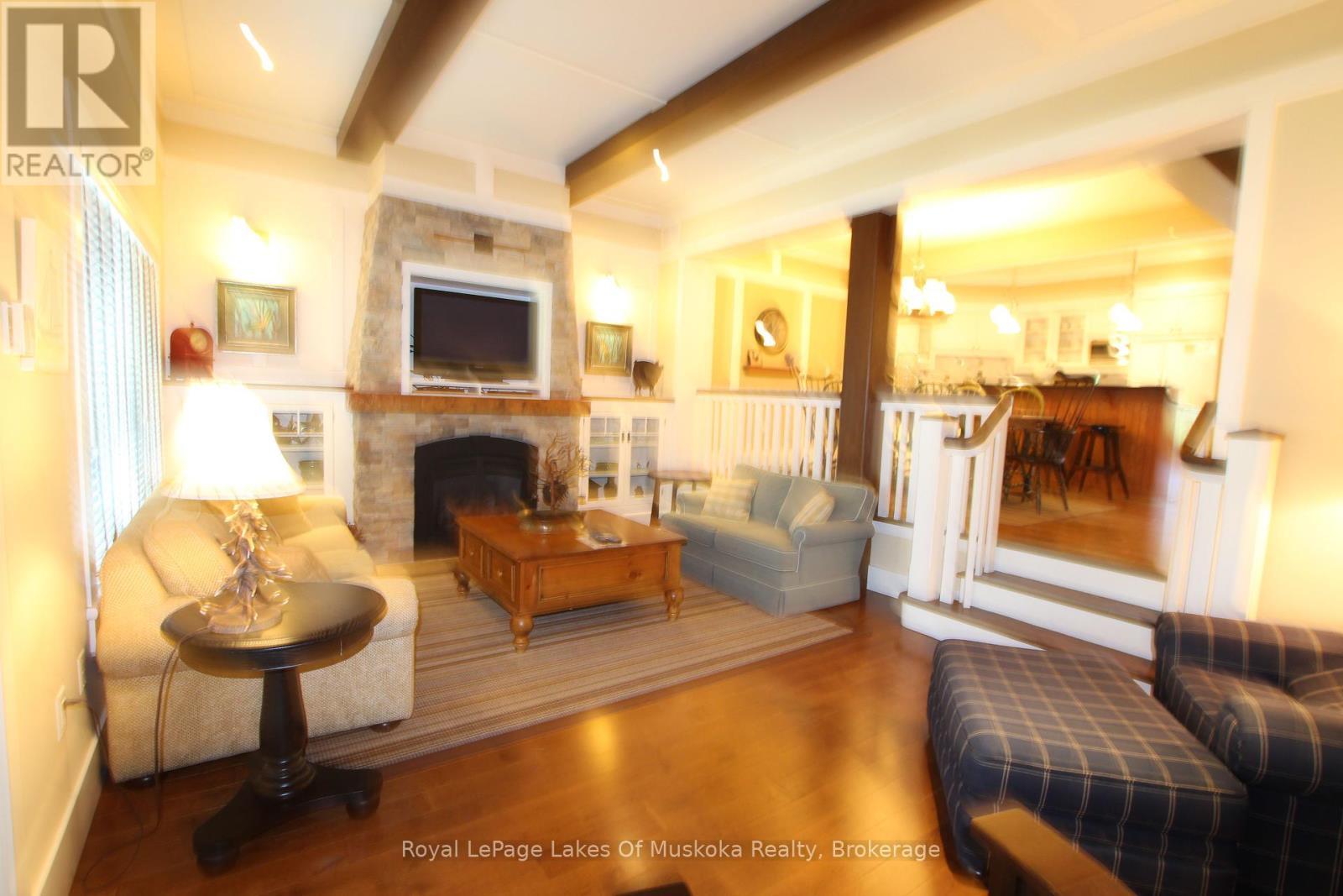 V 14 W 3 - 1020 Birch Glen Road, Lake Of Bays (Mclean), ON - Indoor Photo Showing Living Room With Fireplace