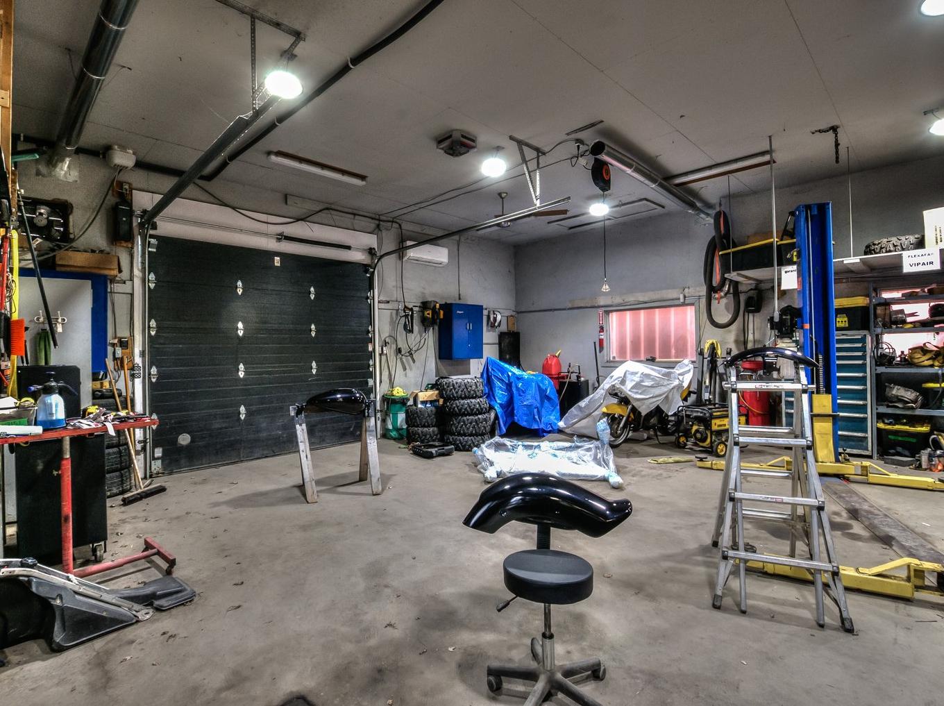 Garage - 200 16E Avenue O., Venise-En-Québec, QC - Indoor Photo Showing Garage