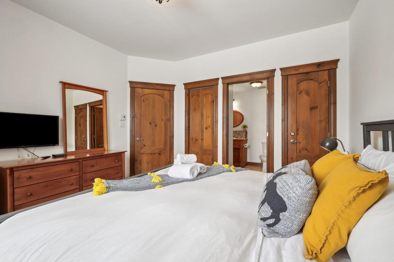 Primary bedroom - 9-118 Ch. Des Quatre-Sommets, Mont-Tremblant, QC - Indoor Photo Showing Bedroom