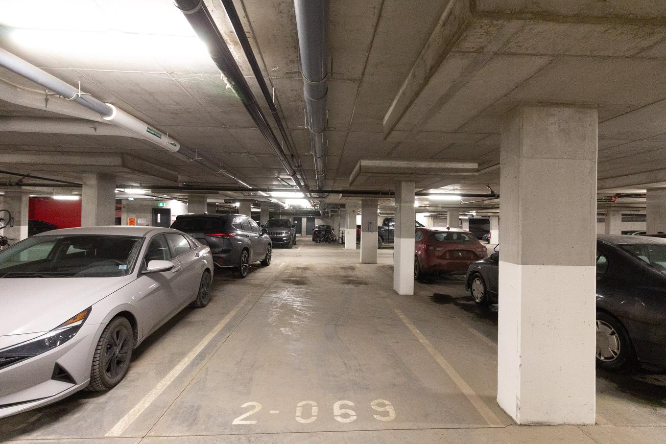 Garage - 709-200 Boul. Marcel-Laurin, Montréal (Saint-Laurent), QC - Indoor Photo Showing Garage