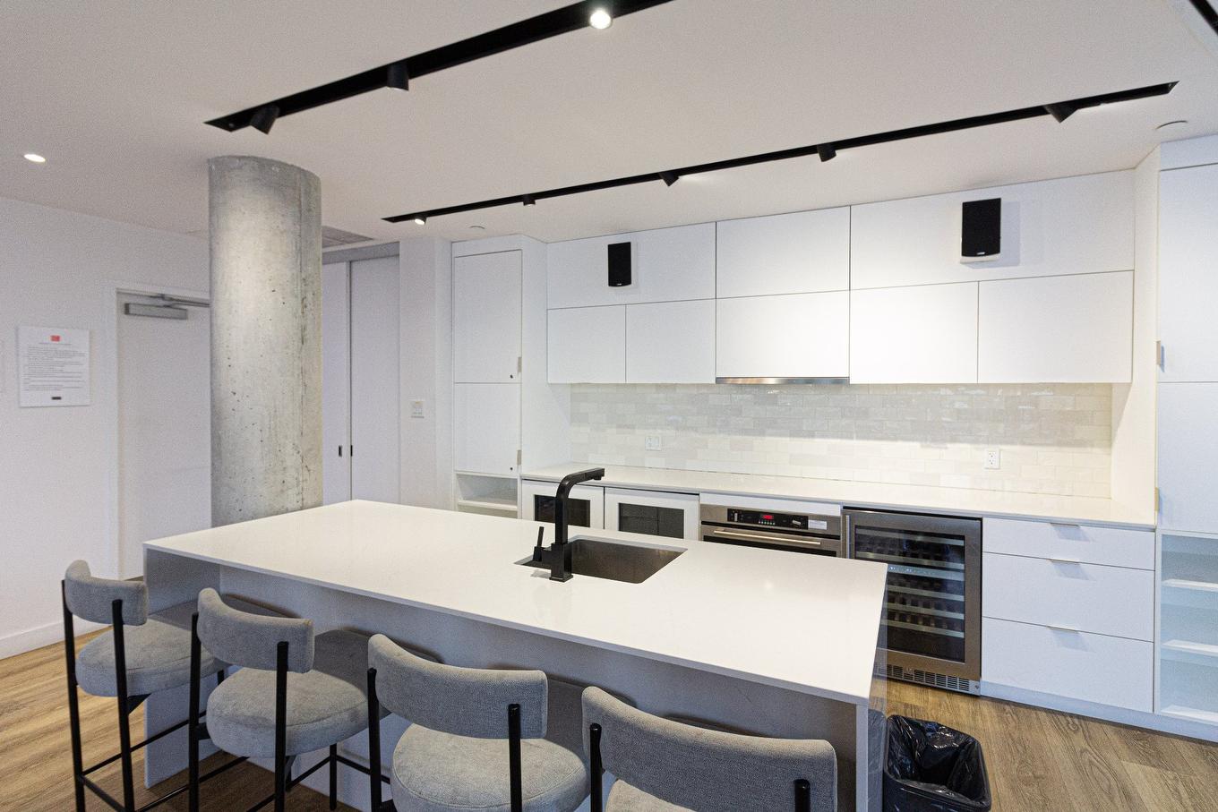 Common room - 709-200 Boul. Marcel-Laurin, Montréal (Saint-Laurent), QC - Indoor Photo Showing Kitchen With Upgraded Kitchen