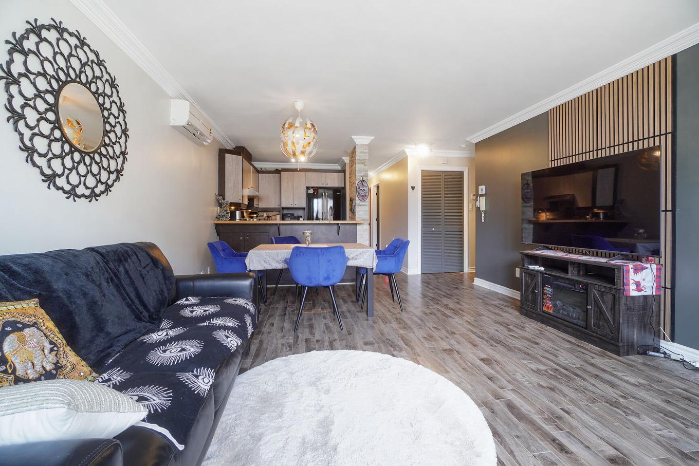 Salon - 1-2995 Av. Émile-Journault, Montréal (Villeray/Saint-Michel/Parc-Extension), QC - Indoor Photo Showing Living Room