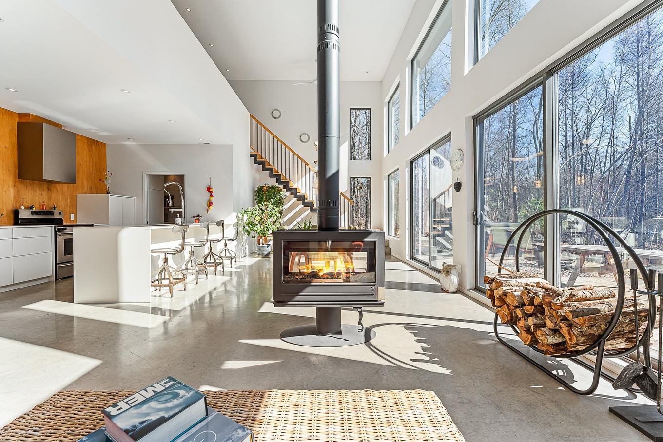 Salon - 60 Rue Hayes, Bromont, QC - Indoor