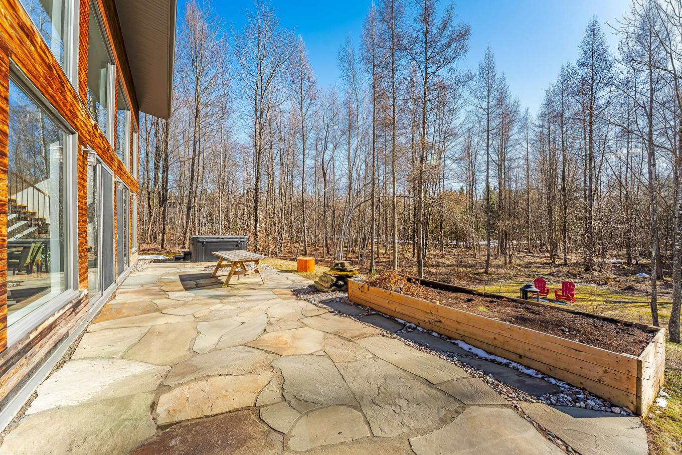 Cour - 60 Rue Hayes, Bromont, QC - Outdoor