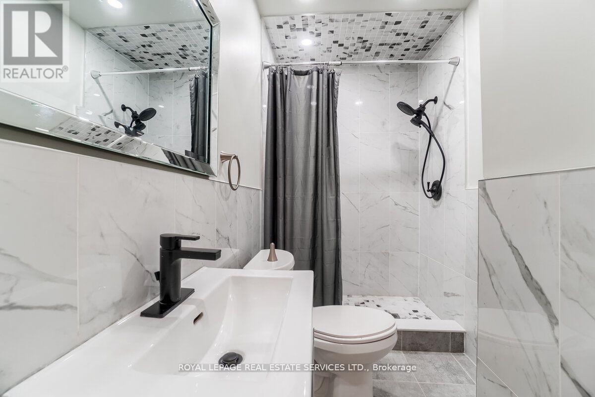 31 Tyndall Avenue, Toronto, ON - Indoor Photo Showing Bathroom