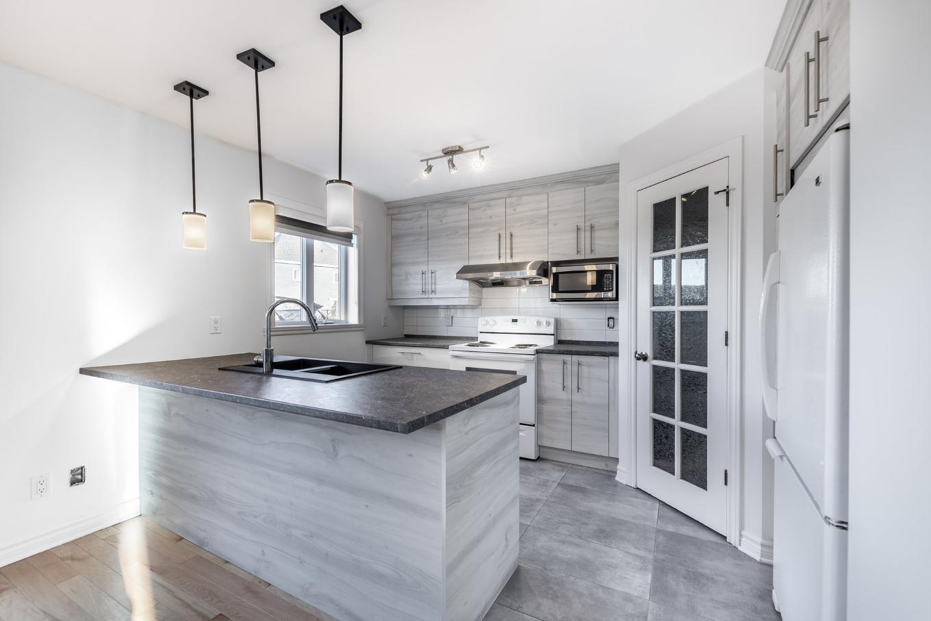Kitchen - 66 Rue De L'Impératrice, Saint-Jean-Sur-Richelieu, QC - Indoor Photo Showing Kitchen With Double Sink