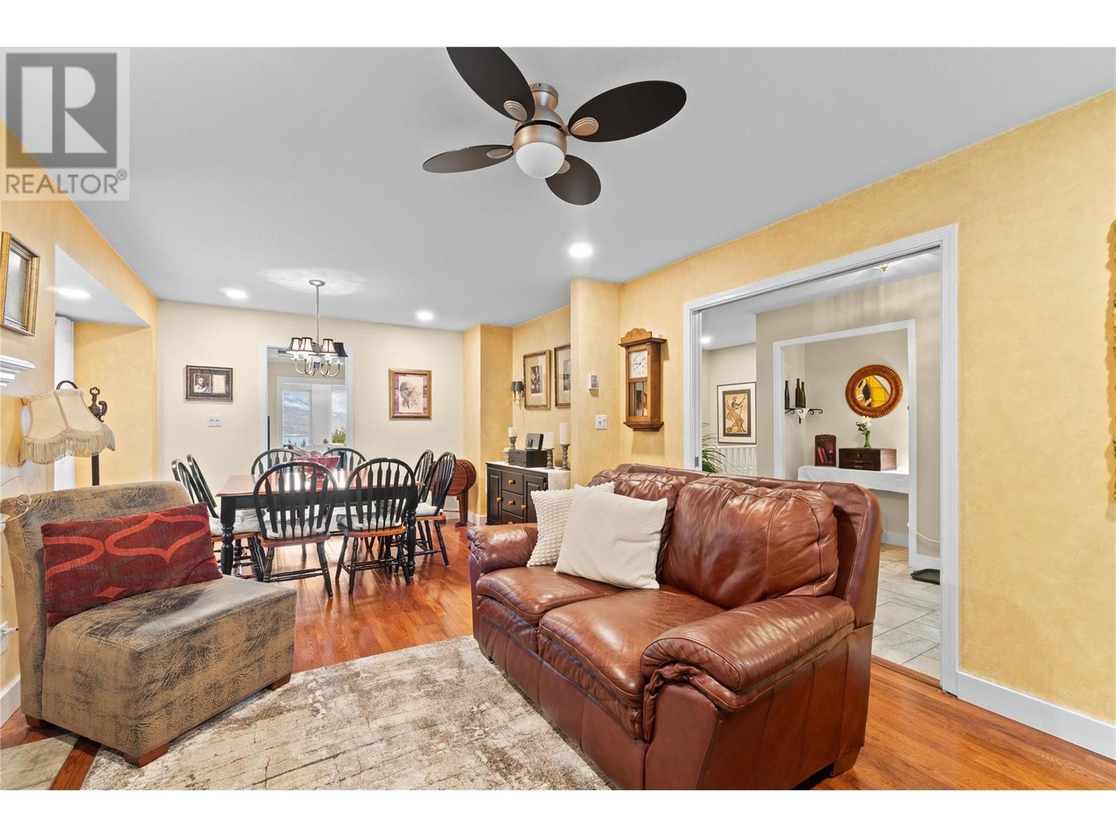 2847 Walsh Road, Sorrento, BC - Indoor Photo Showing Living Room